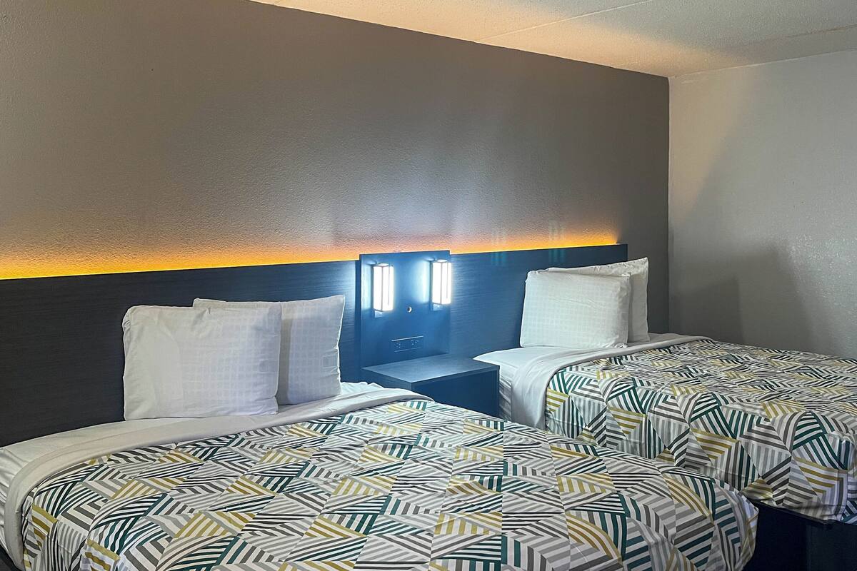 Standard Room, 2 Queen Beds, Non Smoking, Kitchen | Bed sheets