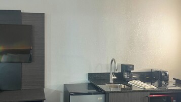 标准房, 1 张特大床, 通行无障碍, 厨房 (Nsmk ) | 床单