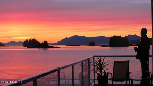 Waterfront private cabin just 5 miles from downtown Ketchikan