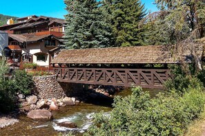 Exterior - Cozy 1-bedroom condo seconds from bus line in East Vail, perfect for getaways. (Vail)