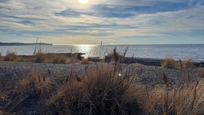 A beach with a rocky foreground and a calm sea under a partly cloudy sky. - Bay View A-Frame + King Bed | 5-Min Walk to Beach (Blaine)