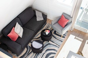 Smart TV, chimenea y libros 