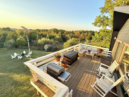 Beautiful 3-bedroom cottage with sunset deck and partial bay view in Sister Bay