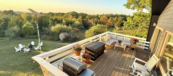 Beautiful 3-bedroom cottage with sunset deck and partial bay view in Sister Bay