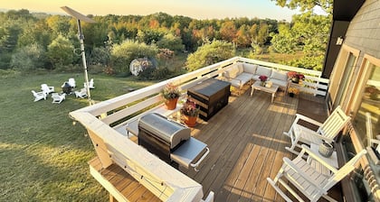 Beautiful 3-bedroom cottage with sunset deck and partial bay view in Sister Bay