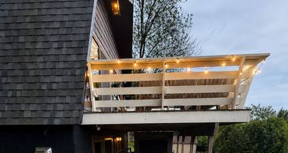 Beautiful 3-bedroom cottage with sunset deck and partial bay view in Sister Bay