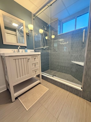 Shower, hair dryer, towels, soap - Beautiful 3-bedroom cottage with sunset deck and partial bay view in Sister Bay (Sister Bay)