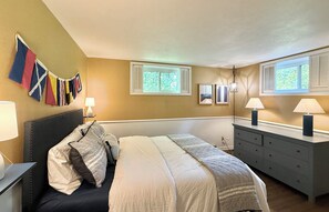 Desk, iron/ironing board, WiFi, bed sheets