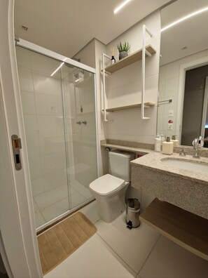 Hair dryer, towels, soap, toilet paper - Apartment in Brooklin, 2 bedrooms, garage. (São Paulo)