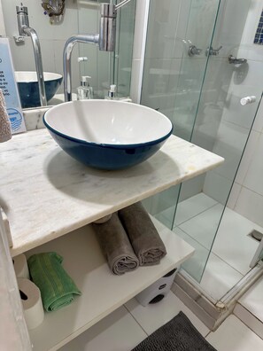 Shower, hair dryer, towels, soap - Comfort Ipanema Hygge Cozy (Rio de Janeiro)