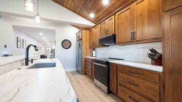 Mikrovågsugn, ugn, spishäll och diskmaskin