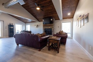 TV, fireplace