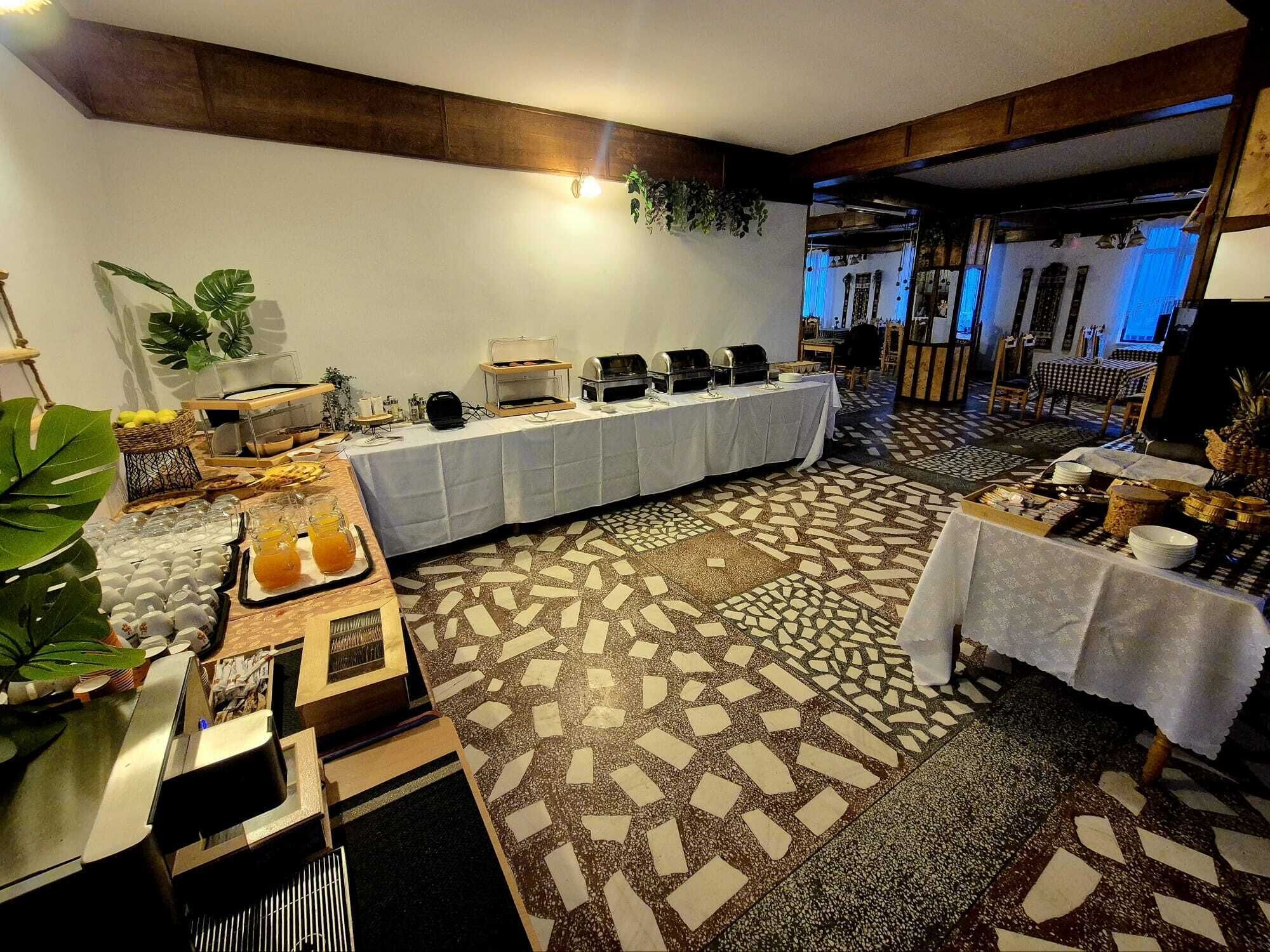 Tägliches Frühstücksbuffet (10 EUR pro Person)