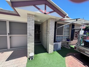 Exterior - Tropical tranquility 3BR, pvte
Comfy home close trans,ferry,gym,walk/cycle track (Victoria Point)