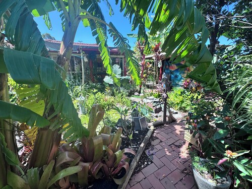 Tropical tranquility 3BR, pvte
Comfy home close trans,ferry,gym,walk/cycle track