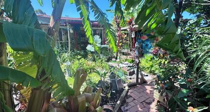 Tropical tranquility 3BR, pvte
Comfy home close trans,ferry,gym,walk/cycle track