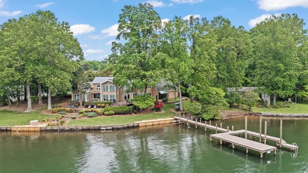 Waterfront Stay W/ Canoes, Deck, Game Room & Lake Views Near Mooresville Renwick Cove By Avantstay - Lake Norman, NC