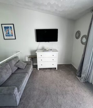 Living area - Amazing home 3 blocks from Beach! Great Location! (Virginia Beach)