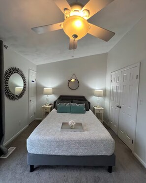 Silitysrauta/-lauta, ilmainen Wi-Fi, vuodevaatteet