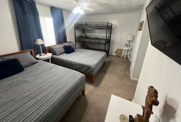 Room - Amazing home 3 blocks from Beach! Great Location! (Virginia Beach)