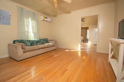 2-bedroom APT in downtown N. Wilkesboro - travel nurse or long term stay welcome