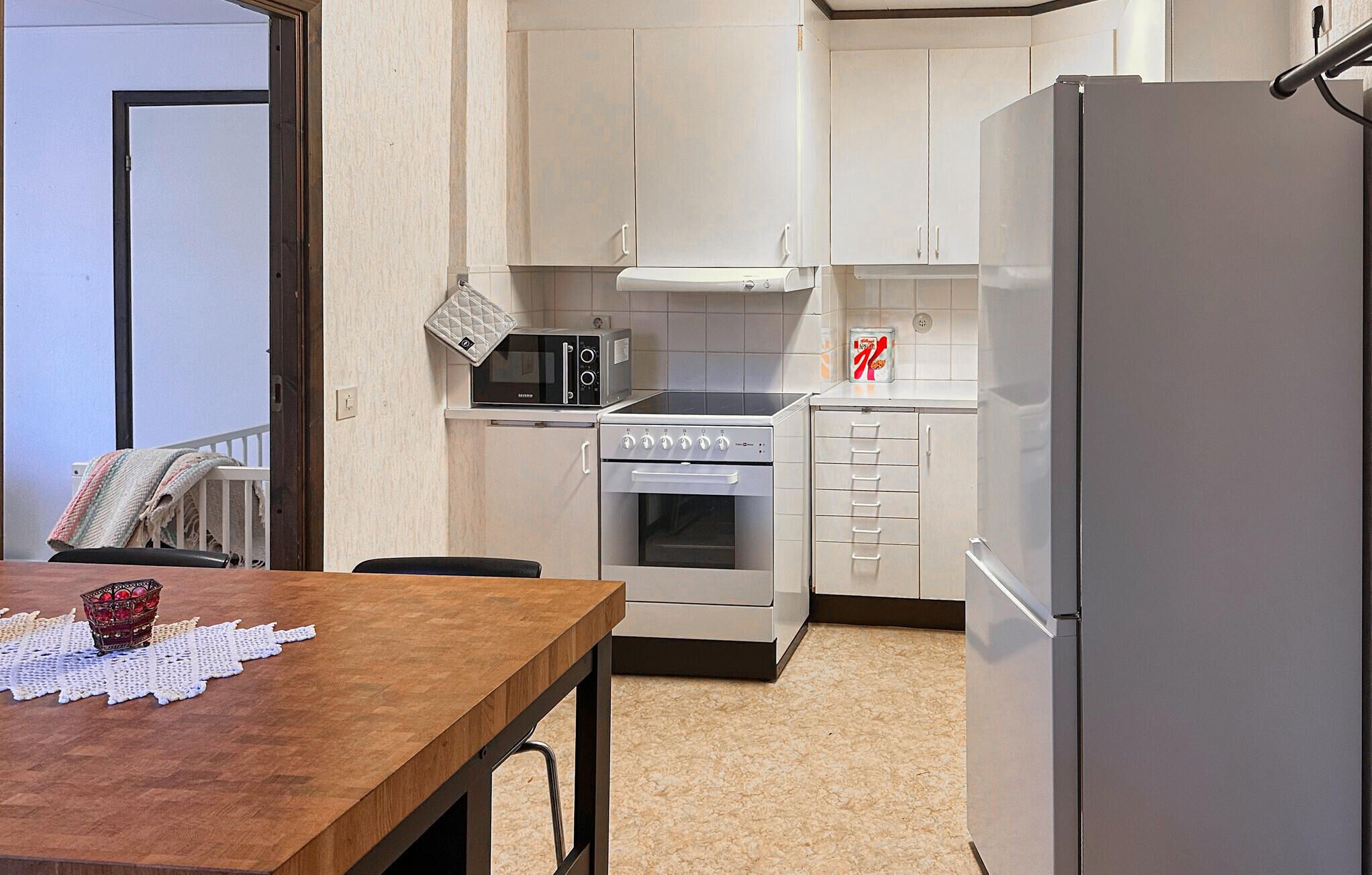 Fridge, stovetop, coffee/tea maker