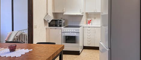 Jääkaappi, liesi, kahvin-/teenkeitin