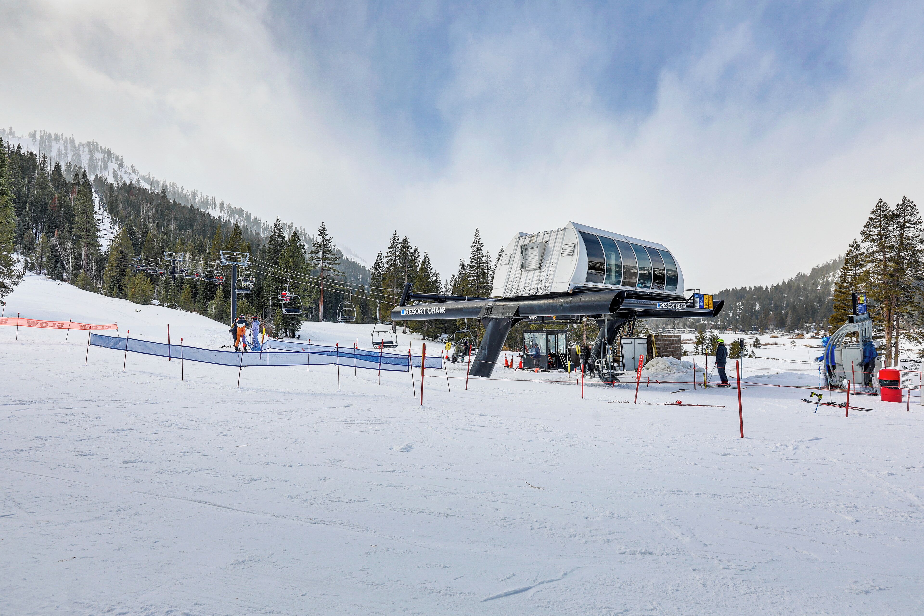 Une station de ski dotée d’un télésiège, de pistes enneigées et offrant une vue imprenable sur les montagnes.