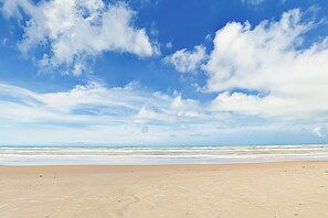 On the beach - Beachfront, Stunning Views: Suntide III - Unit 403 (South Padre Island)