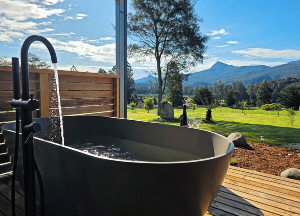 Outdoor spa tub - Luxury Cabin with Outdoor Bath · Mountain Views · Near Mt Field (Maydena)
