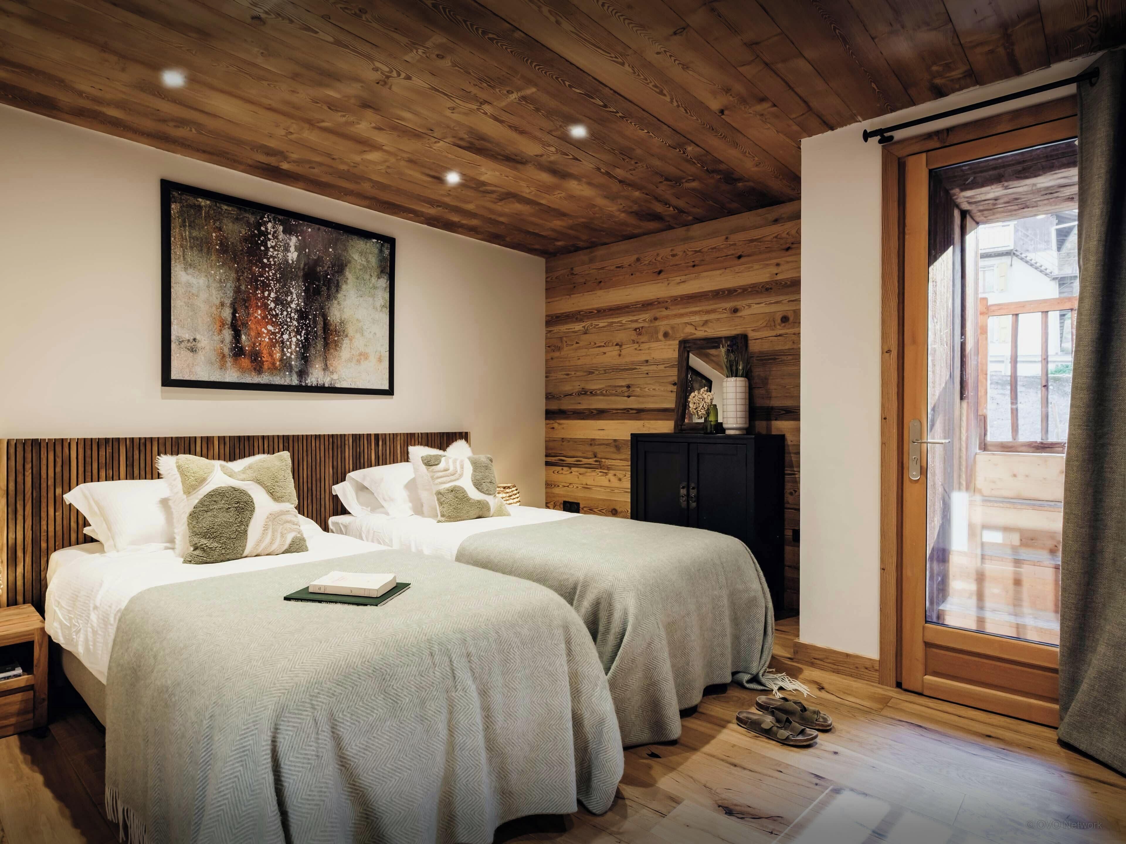 5 bedrooms, iron/ironing board, WiFi, bed sheets