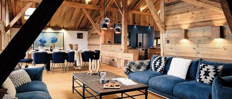 Una televisión, un reproductor estéreo