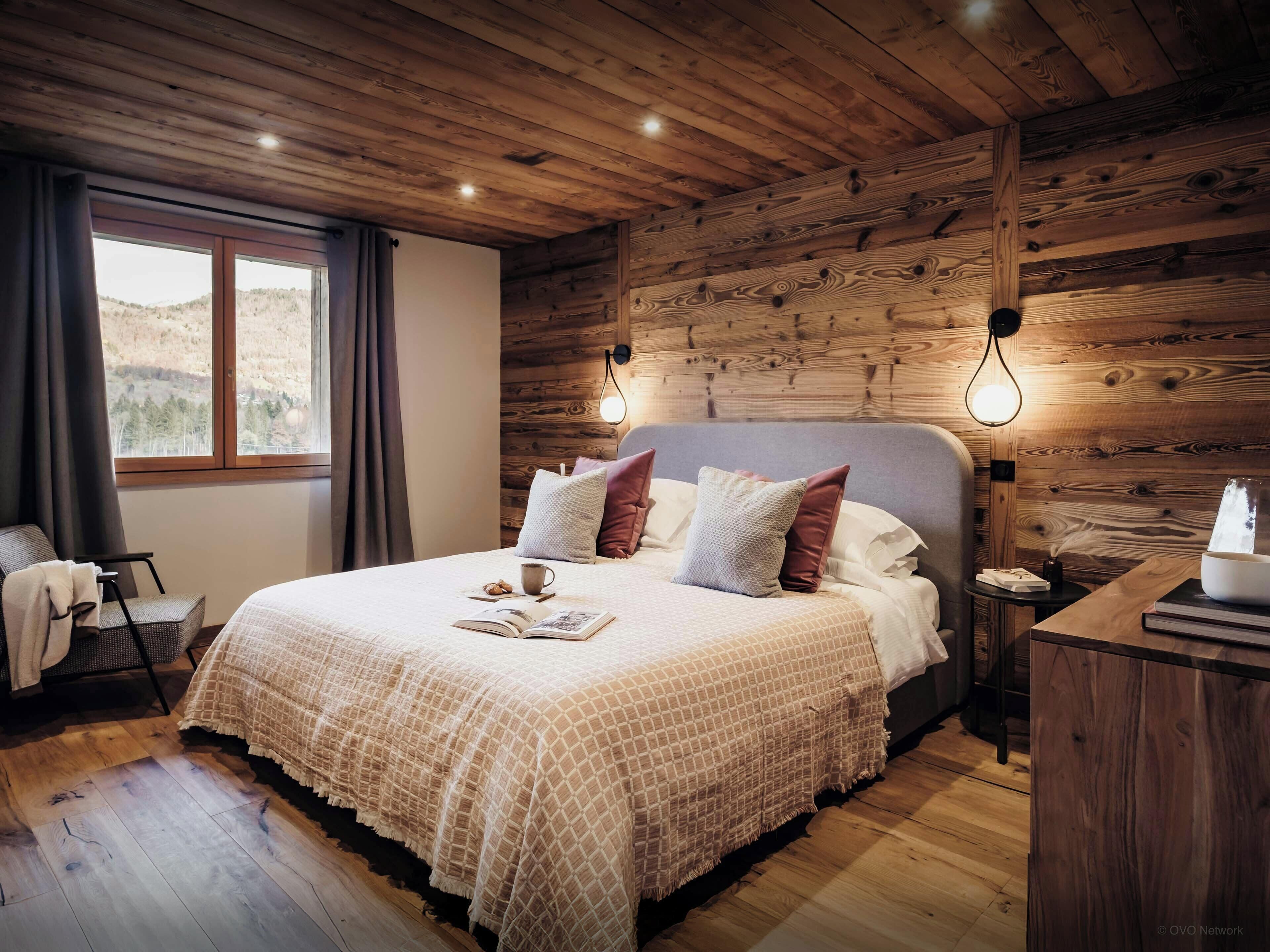 Tabla de planchar con plancha, wifi y ropa de cama 