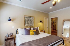 Internet, bed sheets - Patio Oasis w/ Hot Tub! Lake Livingston Estate (Coldspring)