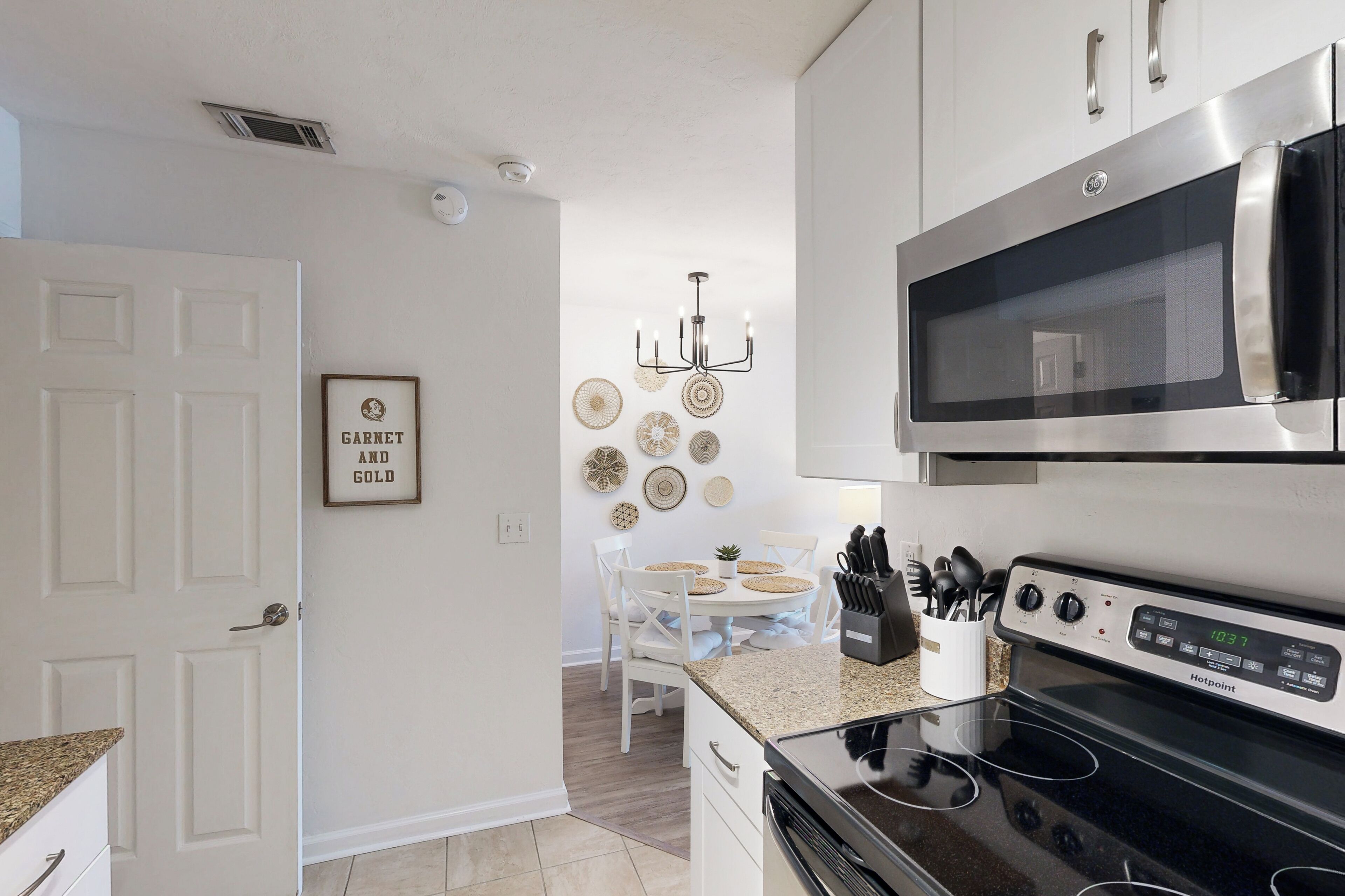 Coffee/tea maker, fridge, microwave, stovetop