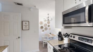 Coffee/tea maker, fridge, microwave, stovetop