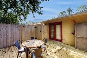 Outdoor dining - Townhouse | Private Patio | Close to Everything (Tallahassee)