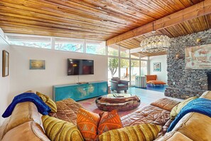 Televisión, chimenea, mesa de ping pong