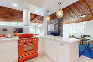 Geladeira, micro-ondas, cooktop, lava-louças