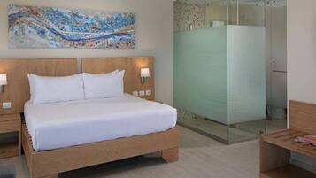 Peti besi dalam bilik, langsir/tirai gelap terus