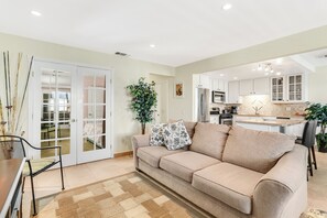 Smart TV - 3-bedroom condo in Old Las Palmas, Palm Springs. Pool and Hot Tub! (Palm Springs)