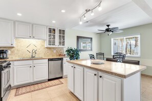 Fridge, microwave, oven, stovetop - 3-bedroom condo in Old Las Palmas, Palm Springs. Pool and Hot Tub! (Palm Springs)