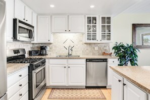 Fridge, microwave, oven, stovetop - 3-bedroom condo in Old Las Palmas, Palm Springs. Pool and Hot Tub! (Palm Springs)
