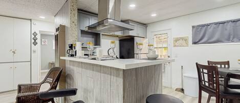 Refrigerador, microondas, parrilla de estufa y cafetera y tetera