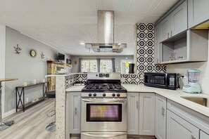 ثلاجة، ميكروويف، موقد طهي مسطح، ماكينة لصنع القهوة/الشاي