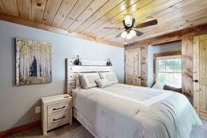 3 bedrooms, desk, iron/ironing board, travel crib