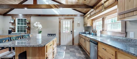 Kjøleskap, mikrobølgeovn, kokeplater og oppvaskmaskin