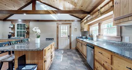 4 Mi to Dtwn Morganton! Family Retreat w/ Patio