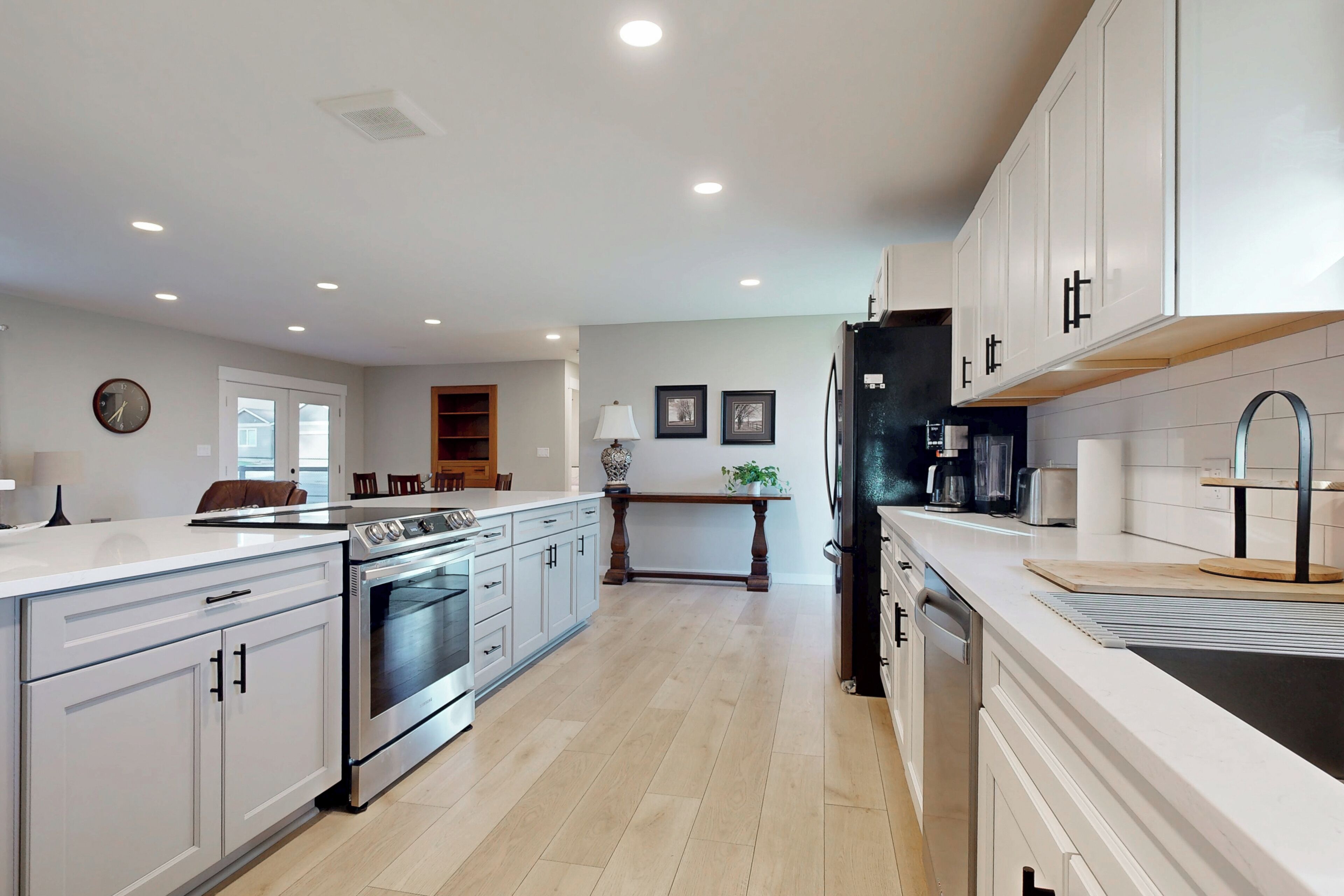 Kjøleskap, mikrobølgeovn, kokeplater og oppvaskmaskin