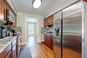 Geladeira, micro-ondas, cooktop, lava-louças